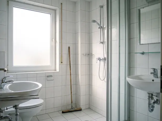 Frisch gereinigtes Badezimmer mit weißen Fliesen