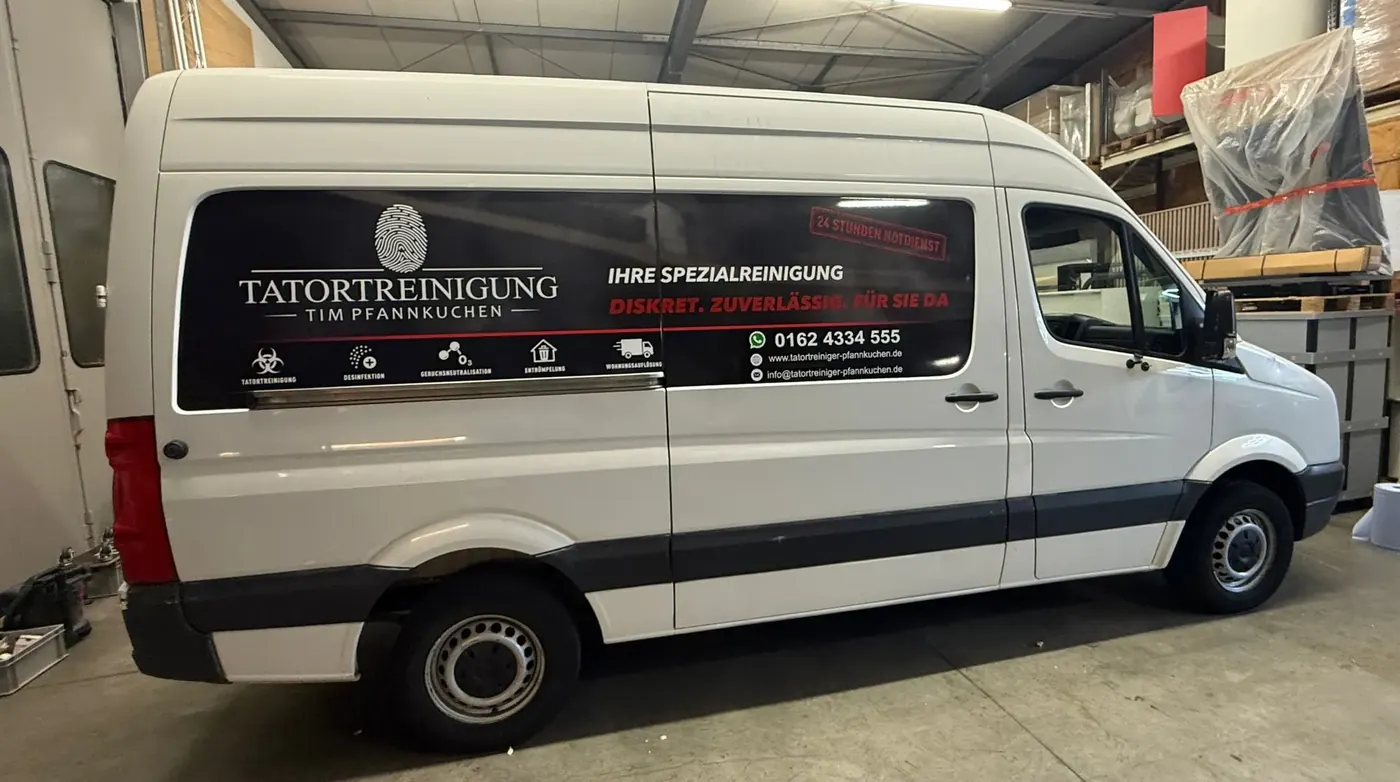 Der beschriftete Einsatztransporter von Tim Pfannkuchen in der Fahrzeughalle