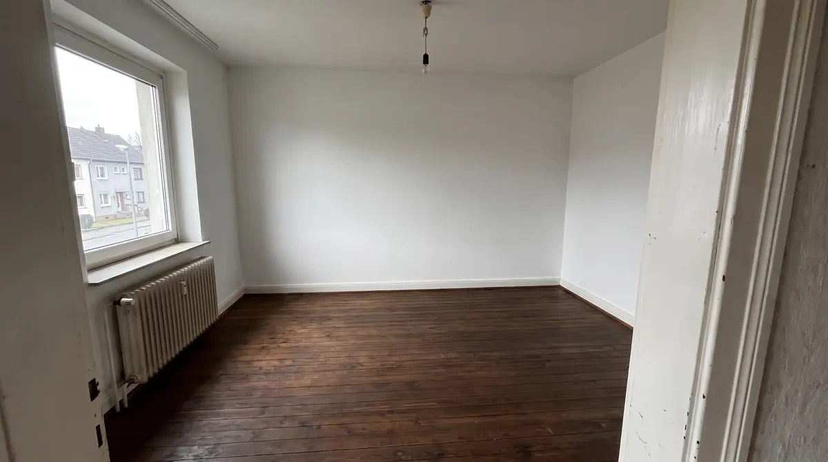 Saniertes Zimmer mit neuen Dielen und weißen Wänden