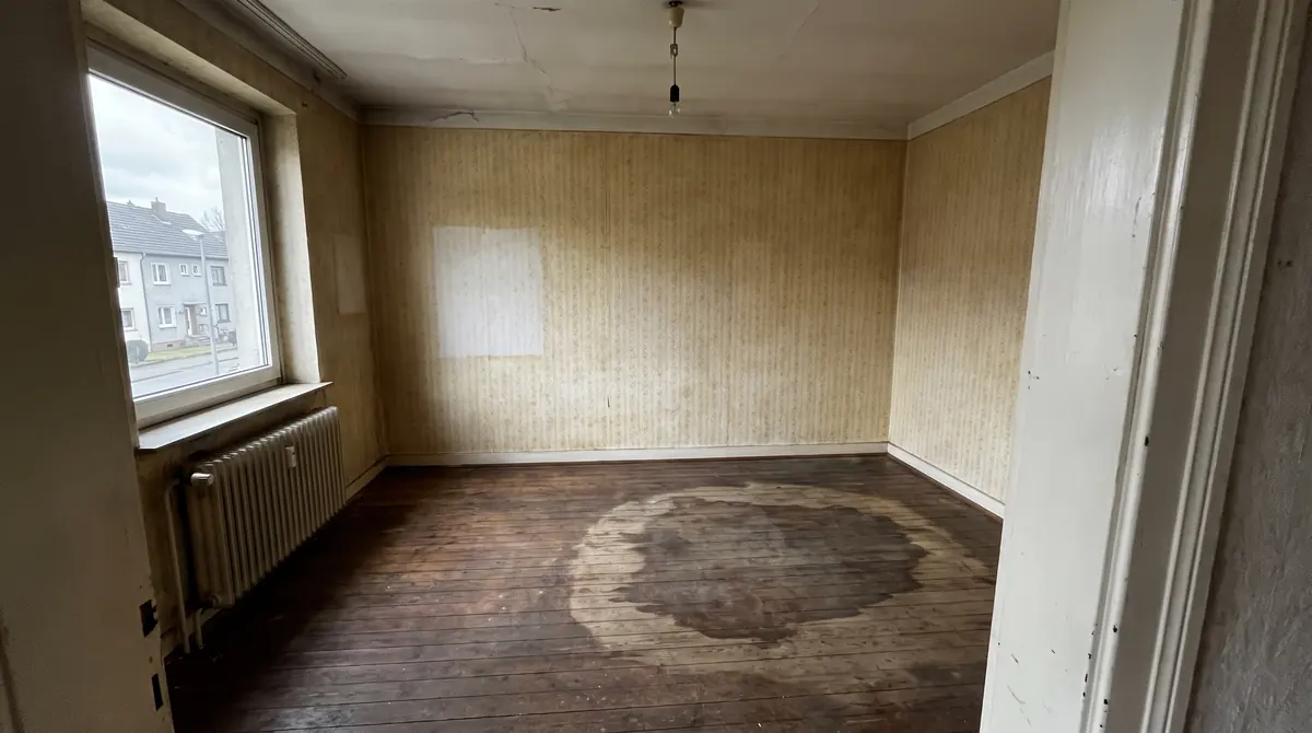 Leeres Zimmer mit dunkel verfärbten alten Dielen