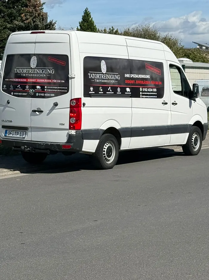 Wei&szlig;er VW Crafter mit der Beschriftung Tatortreinigung Tim Pfannkuchen am Stra&szlig;enrand
