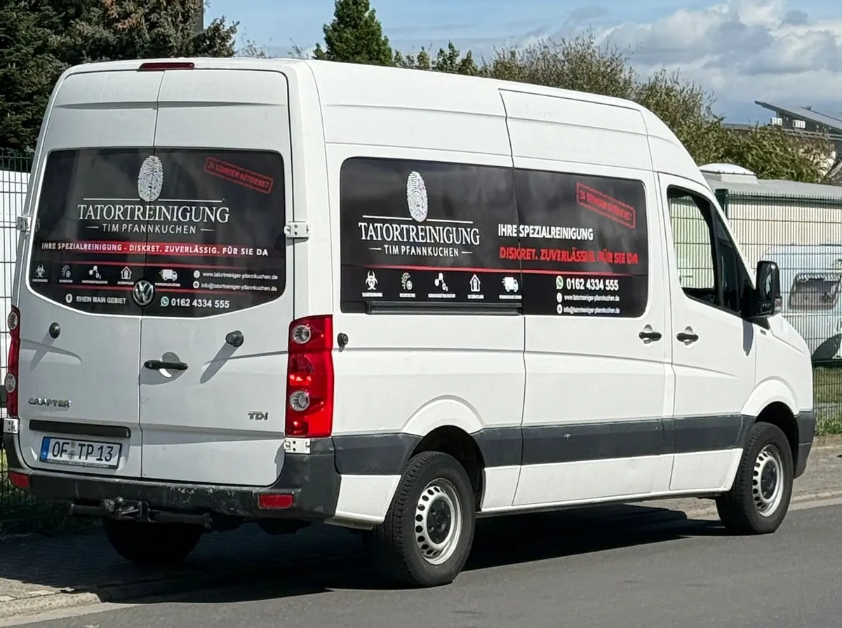 Wei&szlig;er VW Crafter mit der Beschriftung Tatortreinigung Tim Pfannkuchen am Stra&szlig;enrand